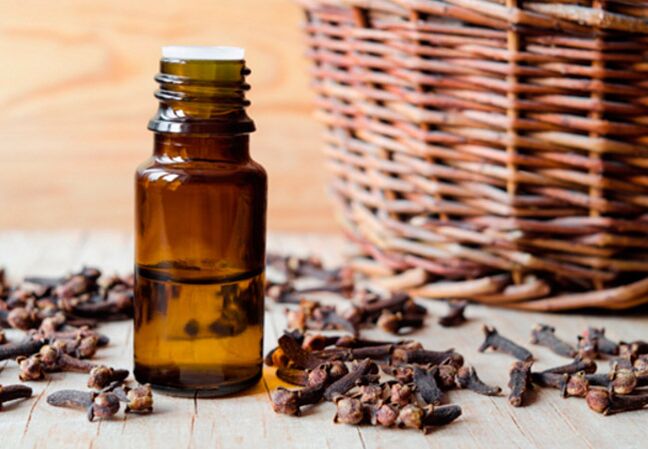 As guías de aromaterapia favorecen o aceite de brote de cravo