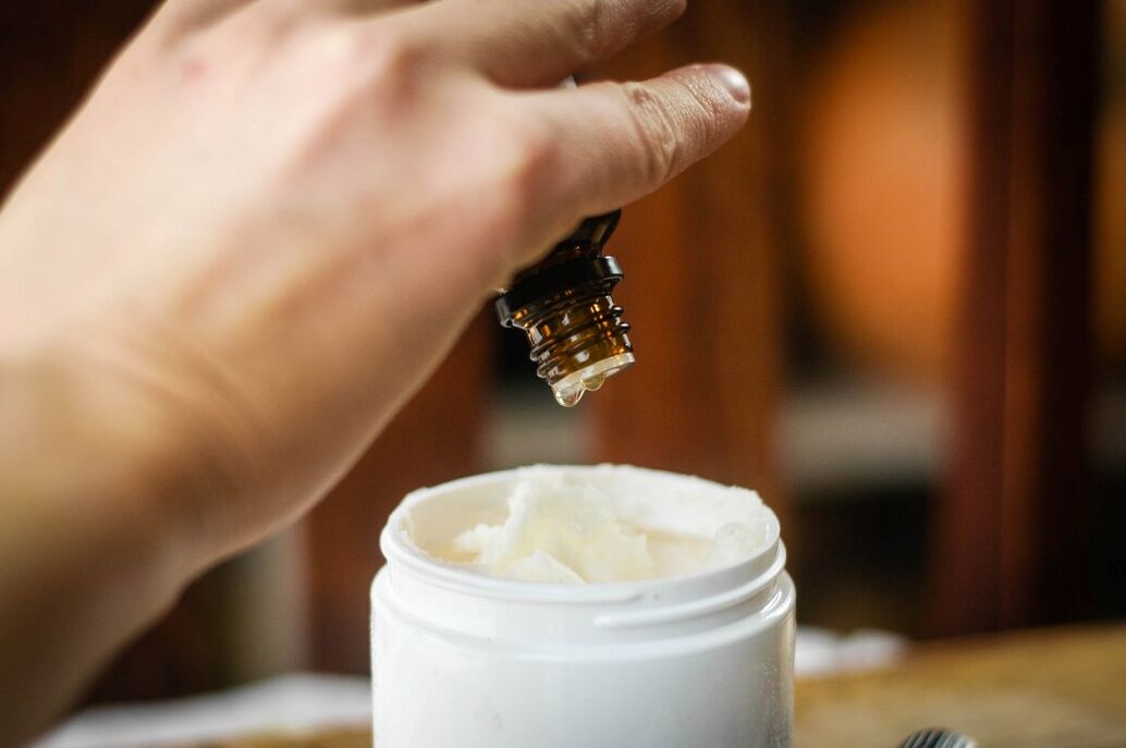 Non engada aceite esencial inmediatamente a unha gran cantidade de crema - é mellor enriquecer unha soa porción cada vez