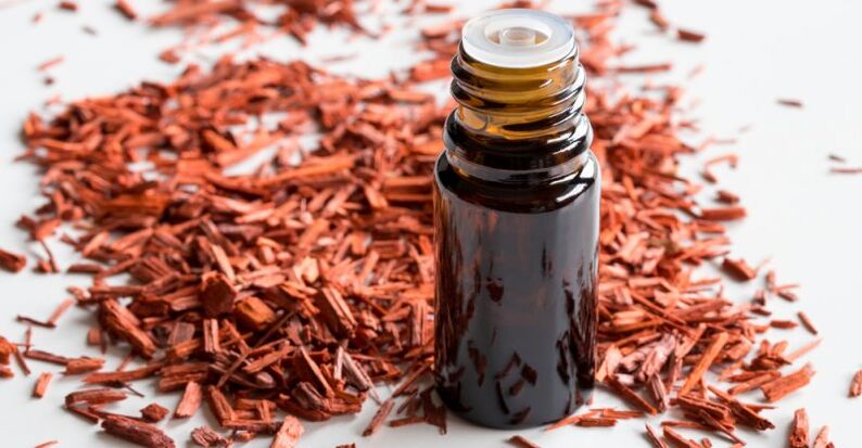 O aceite esencial de sándalo restaura o equilibrio da humidade na pel